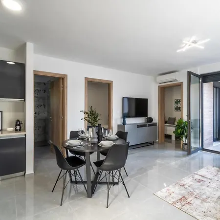 Laurel Apartment *