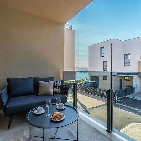 Laurel Apartment *
